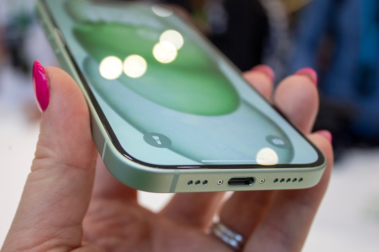 Cận cảnh khung viền cạnh bên và cổng sạc iPhone 15 màu xanh lá